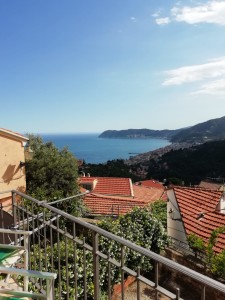 Alassio,porzione casa indipendente vista mare e posto auto